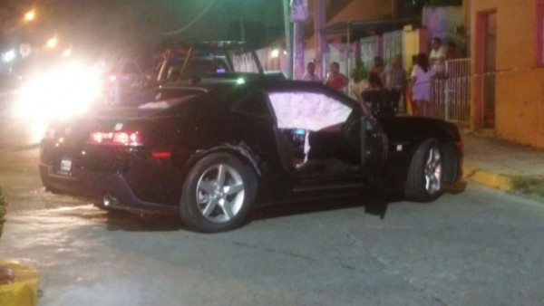 El coche de Emigdio Heliodoro Enríquez Merlin, recibió una ráfaga de fuego pero no lograron llevárselo/ foto Presencia Noticias