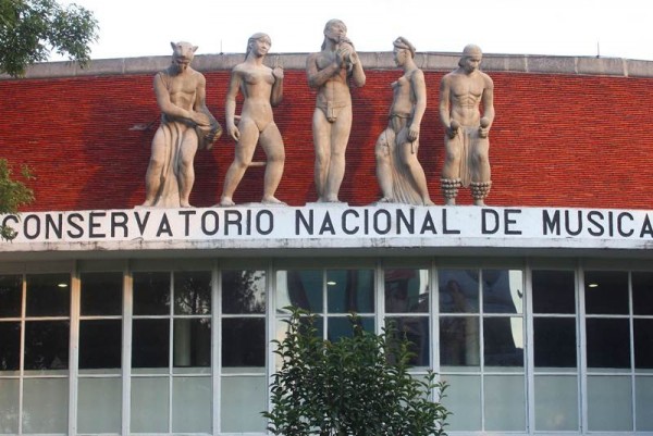 En México se funda el Conservatorio Nacional de Música un catorce de enero.