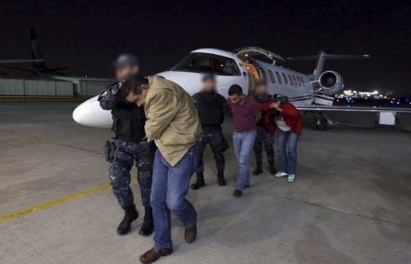 En menos de 24 horas de su arribo a Tierra Blanca, la Gendarmería Nacional arrestó a un jefe de plaza en esta región.¿Por qué Javier Duarte no lo ha hecho en casi 6 años?.