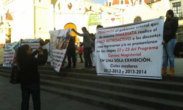 Los profesores se manifiestan frente a palacio de gobierno exigiendo 500 millones de pesos en prestaciones/ Fco. de Luna