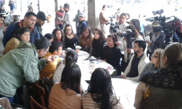 A estos estudiantes de Pedagogía les dieron permiso de dejar sus clases para salir a denunciar a Maria de los Ángeles Hernández/Pobre UV. Foto Fco. de Luna