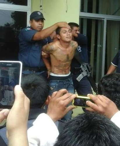 Este hombre se salvó de ser quemado por los ciudadanos tras ser sorprendido robando/ Plumas Libres