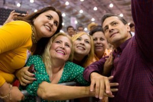 Enrique Peña Nieto tomándose fotos con acarreadas al evento agrario de ayer/ Foto presidencia