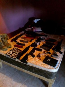 En el lugar había ropa de policias y militares así como armas de uso exclusivo del ejército y más/ Agencias