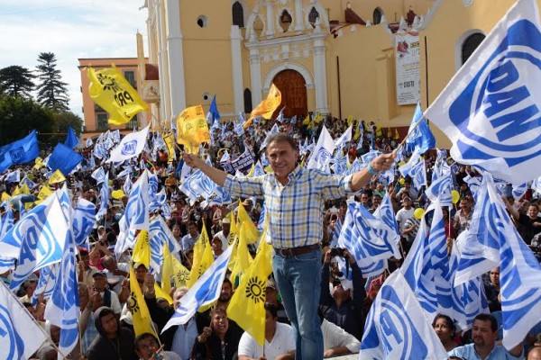 Miles de ciudadanos, panistas, perredistas acompañaron a Miguel Yunes en su registro ante la esperanza de un cambio en Veracruz