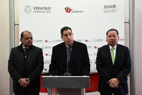 El titular de Sefiplan, Antonio Gómez y el secretario de gobierno, Flavino Ríos Alvarado