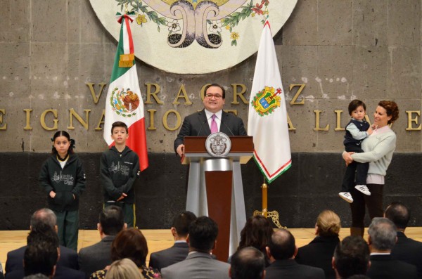 Javier Duarte con su familia en la conferencia de prensa esta mañana/Fotover