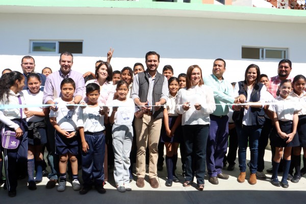 Ell Alcalde Miguel Ángel Yunes Márquez realizó el corte de listón de las obras realizadas en la primaria “Benito Juárez”
