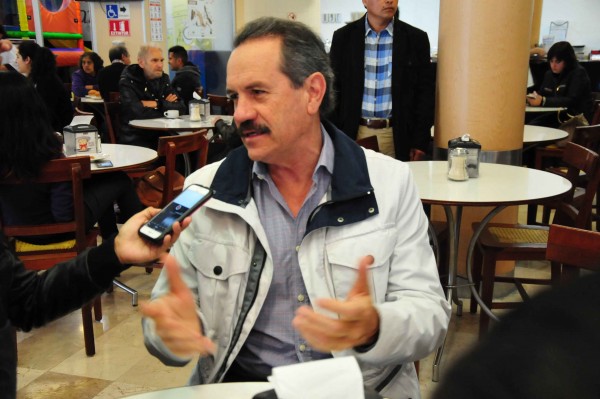 Xalapa, Ver.¬- Juan Bueno Torio, precandidato a la mini gubernatura por Veracruz, esta mañana en conferencia de prensa. FOTO: MIGUEL ÁNGEL CARMONA