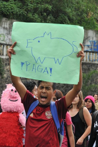 Marcha sobre avenida Rebsamen alumnos y catedráticos en defensa de la UV/Fotover