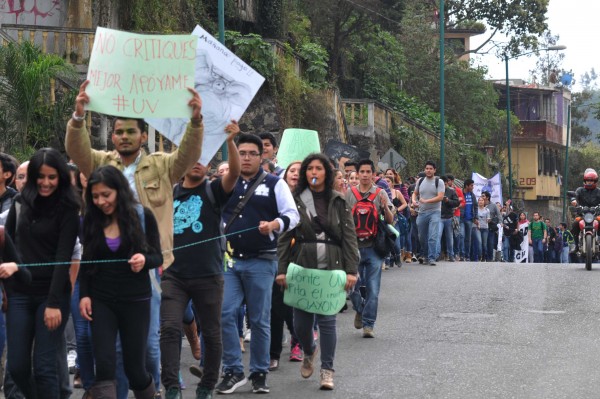 Estudiantes universitarios se suman en Xalapa a la marcha @EnDefensadelaUV