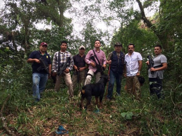 El propietario del Bueno Tono que descalificó a reportera asesinada, presume su amistad con hombres que portan armas de uso exclusivo del ejército/ foto tomada de Facebook