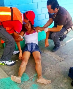 Yamileth Chávez Zamudio de 17 años se desmayó tras el impacto por el suicidio/ Pablo Solano