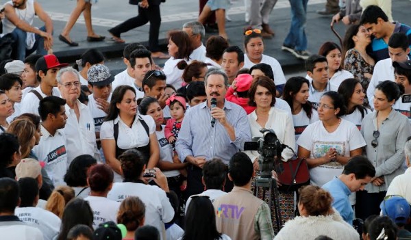 Juan Bueno Torio en la macro plaza de Veracruz agradeció el apoyo a quienes le dieron su firma