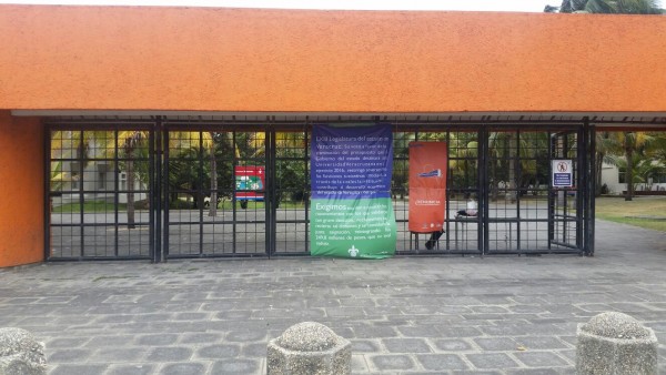 En lonas reclaman a diputados locales que el redujeron presupuesto a la UV/Plumas Libres
