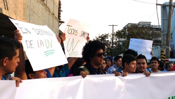 Jóvenes estudiantes y población salieron a protestar por el desvío del gobierno de Duarte, dónde están los 3 mil millones de la UV?./ agencias