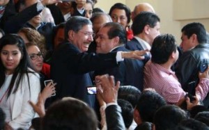 Con todo el descrédito por la pésima investigación a su paso por procuraduría de justicia en caso Regina Martínez, regresa Amadeo Flores Espinosa al PRI