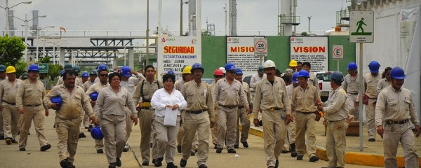 Por desmantelamiento de Pemex y complicidad del sindicato, han iniciado despidos en complejos del sur de Veracruz