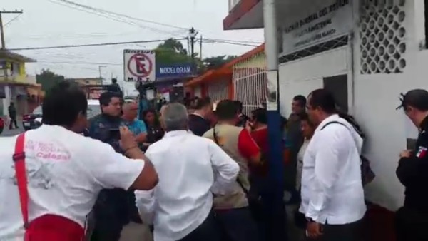 Roberto Campa prohibió el paso a la prensa y a los padres de otros jóvenes que también fueron levantados en la región y que aprovecharon su llegada para exponer sus casos/ Daniela Jácome