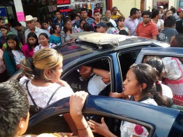 Con palos y piedras los ambulantes repelieron las agresiones de los policias/ Daniela Jácome