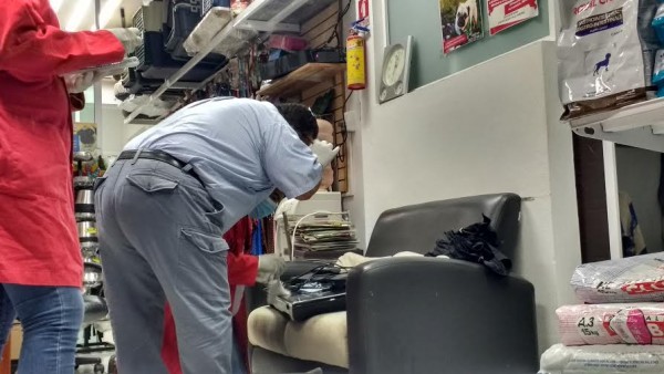El propietario de la Veterinaria exigió renuncias de policias y navales corruptos pues dejan ir a los ladrones como si nada/ Plumas Libres