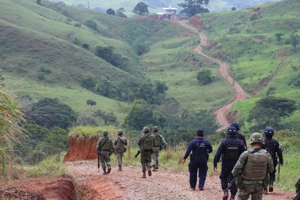 A pie han tenido que buscar a los campesinos policias y militares, Arturo Bermudez solo presta helicópteros a dueños de medios/ agencias