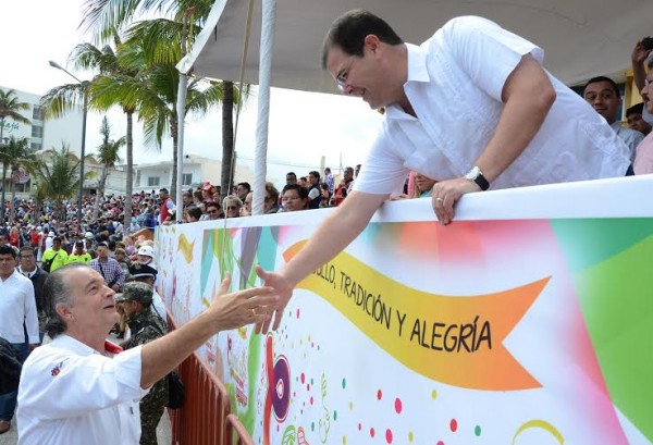 El alcalde de Veracruz Gerardo Poo Gil saludando al presidente del comité de carnaval Anselmo Estandia