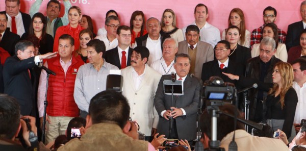 Sin Javier Duarte de Ochoa que anda de vacaciones en Houston, Amadeo Flores Espinoza regresó a la dirigencia del PRI