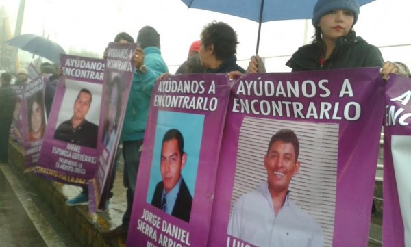 Pese a la lluvia y neblina los familiares salieron a protestar demandando apoyo en la búsqueda de sus seres amados/ Fco de Luna