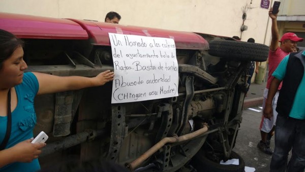 Los comerciantes denuncian estar hartos de la corrupción de autoridades municipales que les exigen dinero para dejarlos trabajar o les mandan a la policia/ Daniela Jácome