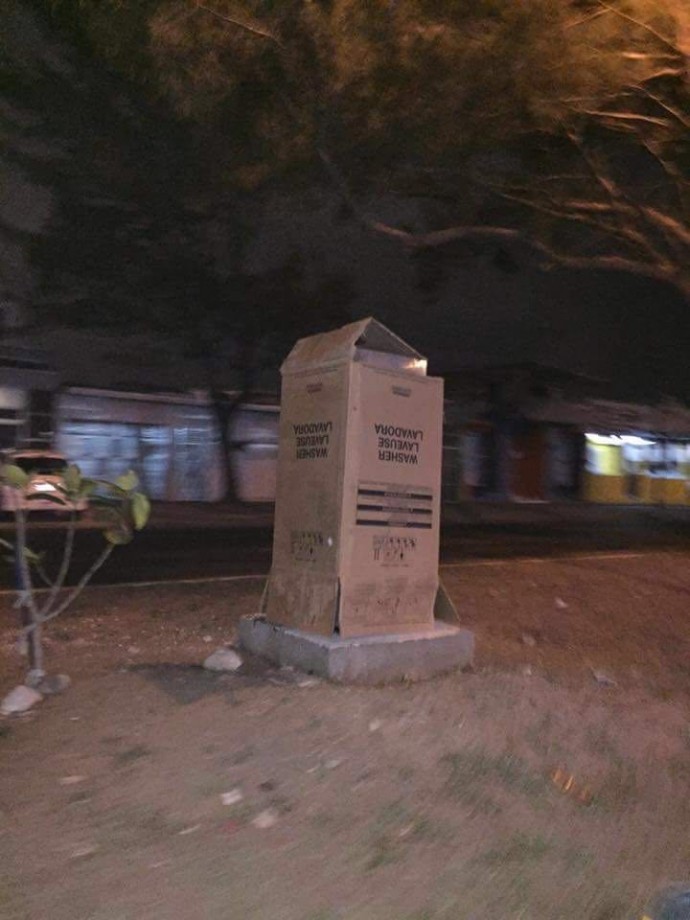 A esta cámara le colocaron una caja de lavadora