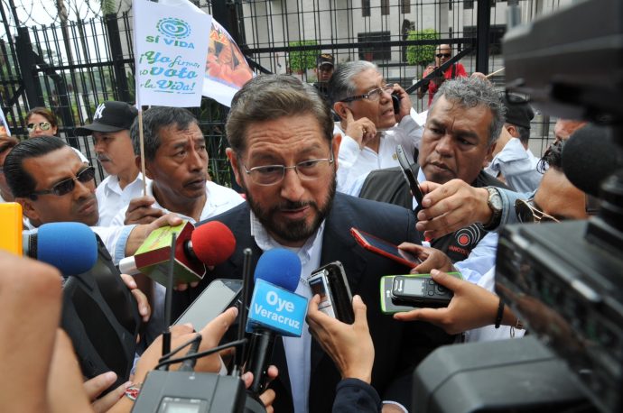 Hipólito Reyes se plantò afuera de Palacio Legislativo junto con feligreses/Fotover