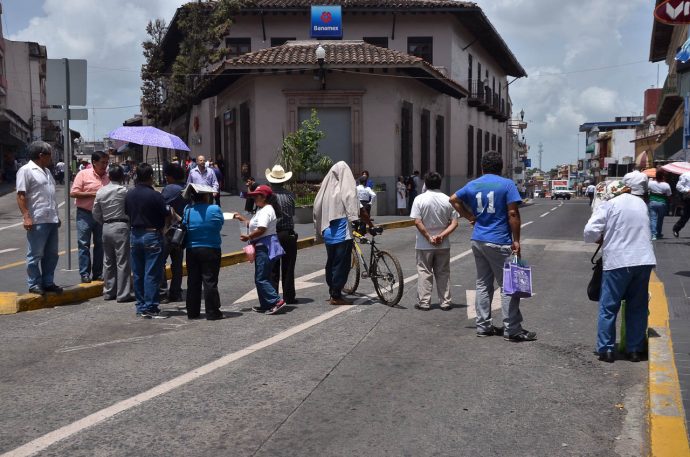En Xalapa Jubilados y pensionados bloquearon la calle Xalapeños Ilustres y Zamora para exigir el pago de su pensión del mes de junio / FOTO: PATTY BARRADAS/FOTOVER