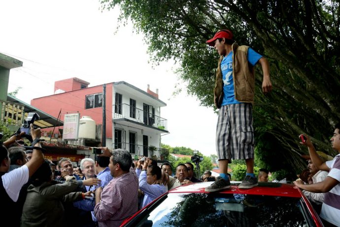 Xalapa, Ver.- La organizacion 400 pueblos encabezados por su líder Cesra del Angel Fuentes agredió con piedras y botellas a el gobernador electo Miguel Angel Yunes Linares junto con Ricardo Anaya lider nacional del PAN, al salir del congreso momentos de terminar una conferencia con medios de comunicacion./FOTO: JAN XAHUENTITLA/FOTOVER