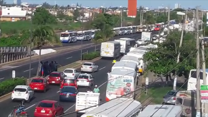 Transportistas paralizaron el transporte público por dos horas en el Puerto de Veracruz/Plumas Libres