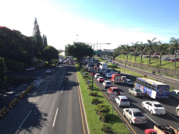 Blloque sobre Lázaro Cárdenas frente a la SEV/Forto: Facebook Reporte Vial Xalapa