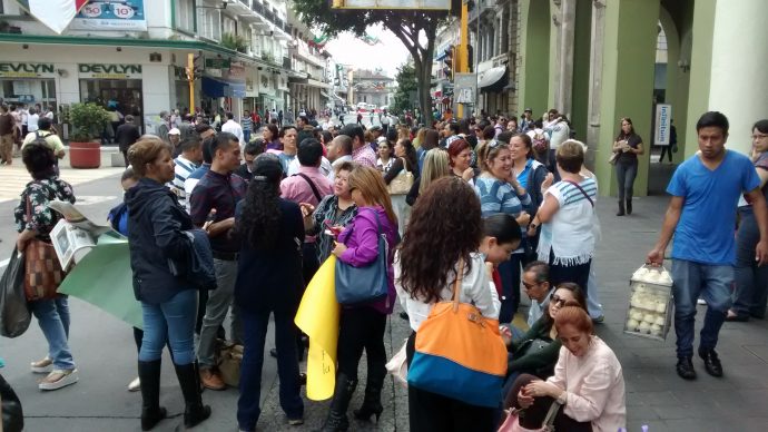 Profesores frente a palacio de gobierno/Plumas Libres