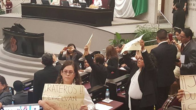 El grupo legislativo de Morena sacó cartulinas para pedir cárcel para Duarte/Foto: Claudia Guerrero