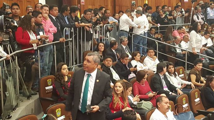 Los reporteros fueron 'enrejados' para que no se acercaran a los nuevos diputados/Foto: Claudia Guerrero