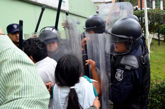 adres de familia y alumnos del centro escolar Las Maravillas se metieron a la fuerza a las instalaciones del Hotel Xalapa causando daños en el interior, para encarar al gobernador Flavino Ríos Alvarado/ Foto Patty Barradas-Fotover