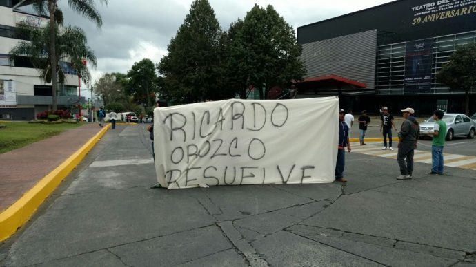 Ayer miércoles 9 de noviembre los presuntos estudiantes bloquearon por una hora la avenida Avila Camacho/Plumas Libres