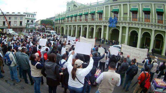 Hoy los aproximadamente 400 despedidos protestaron frente a Palacio de Gobierno