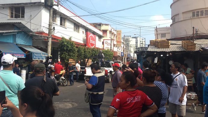 La Gendarmerìa no se da abasto/Plumas Libres