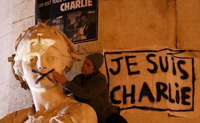 Charlie Hebdo Charlie Hebdo, el humor contra la mordaza