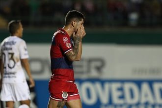 Víctor Guzmán saldría de Chivas... ¿por posible dopaje?