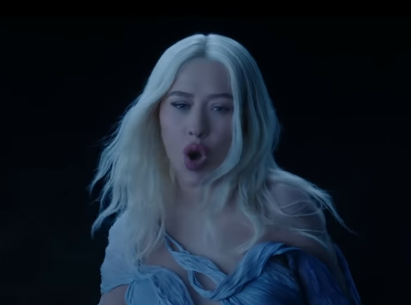 Christina Aguilera vuelve a interpretar “Reflection” para el remake de ...